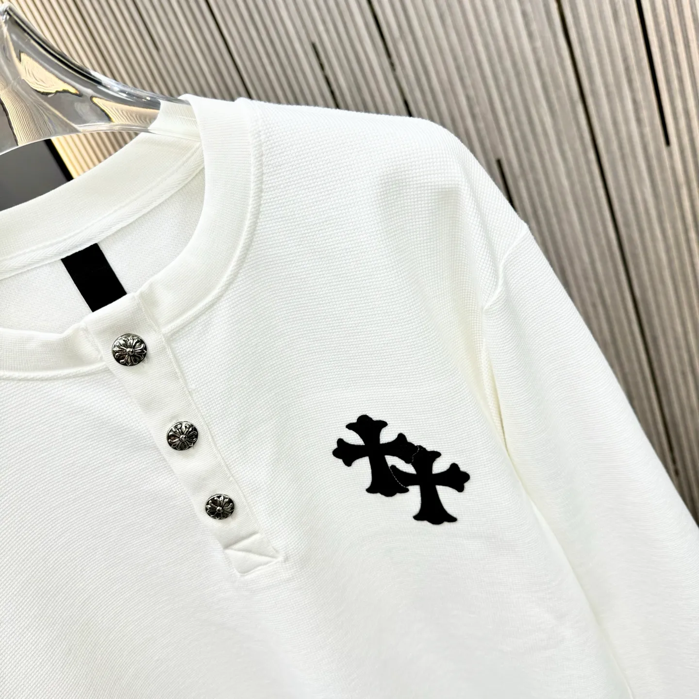 🅿️270 25 New Style🆕Come Hearts Cross Long Sleeve Autumn and Winter King! Chest pockets, collar and cuffs with high weight threads, custom-woven and dyed 330g double yarn waffle fabric, cross steel buckle tags and other accessories are all in the correct version, super conspicuous, super good-looking and super atmospheric, same style for men and women! The overall upper body highlights fashion and individuality, and it is a recommended T-shirt for couples to wear together!! Color: black/white 04 Size: S-XXL